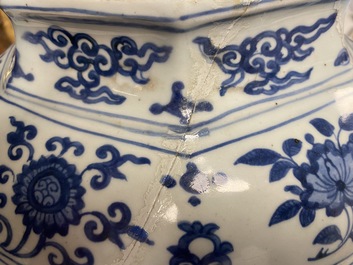 Un vase en porcelaine de Chine en bleu et blanc, Jiajing