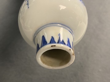 Un vase de forme bouteille en porcelaine de Chine en bleu et blanc, &eacute;poque Transition