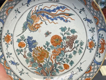 Een paar zeer fijne Delftse chinoiserie borden in famille verte-stijl, 18e eeuw