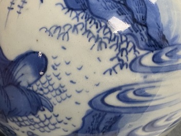 Un vase de forme double gourde en porcelaine de Chine en bleu et blanc, &eacute;poque Transition