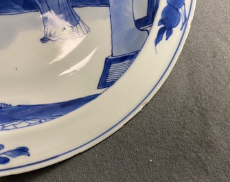 Un plat en porcelaine de Chine en bleu et blanc &agrave; d&eacute;cor de figures dans un jardin, Kangxi