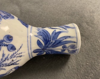 Un vase de forme double gourde en porcelaine de Chine en bleu et blanc, &eacute;poque Transition