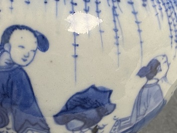 Un vase de forme double gourde en porcelaine de Chine en bleu et blanc, &eacute;poque Transition