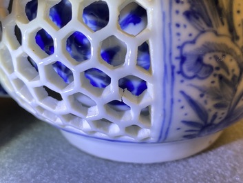 Une th&eacute;i&egrave;re couverte en porcelaine de Chine en bleu et blanc &agrave; double parois ajour&eacute;, &eacute;poque Transition