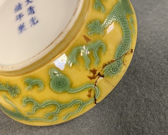 Drie Chinese bordjes met gele fondkleur, 19/20e eeuw
