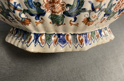 Une paire de grands vases en fa&iuml;ence de Delft en palette cachemire, vers 1700