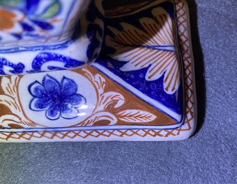 Une tulipi&egrave;re en fa&iuml;ence de Delft en palette cachemire, 1er quart du 18&egrave;me