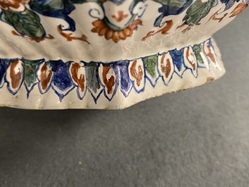 Une paire de grands vases en fa&iuml;ence de Delft en palette cachemire, vers 1700