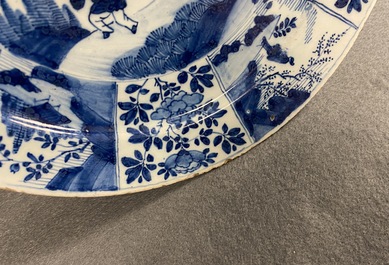 Une paire d'assiettes en fa&iuml;ence de Delft en bleu et blanc &agrave; d&eacute;cor de chinoiserie, 17/18&egrave;me