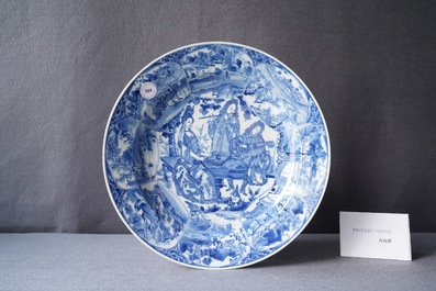 Un plat en porcelaine de Chine en bleu et blanc &agrave; d&eacute;cor de musiciens, Kangxi