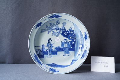 Un plat en porcelaine de Chine en bleu et blanc &agrave; d&eacute;cor de figures dans un jardin, Kangxi