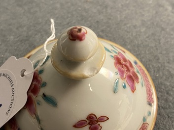Une chocolati&egrave;re en porcelaine de Chine famille rose &agrave; d&eacute;cor de 'La romance de la chambre de l'ouest', Yongzheng