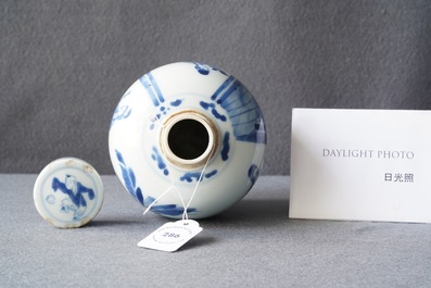 Un pot couvert en porcelaine de Chine en bleu et blanc, marque de Chenghua, Kangxi