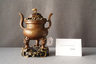 A Chinese bronze tripod censer with 'lotus leaf' cover and stand, 17/18th C.