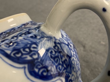 Une th&eacute;i&egrave;re et une paire de tasses &agrave; vin en porcelaine de Chine en bleu et blanc, Kangxi