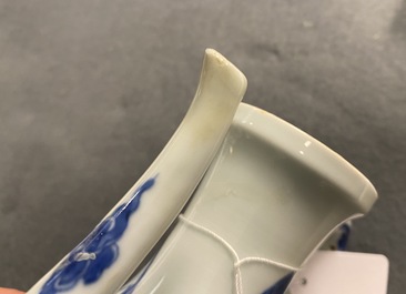 Une verseuse couverte en porcelaine de Chine en bleu et blanc, marque de Xuande, Kangxi