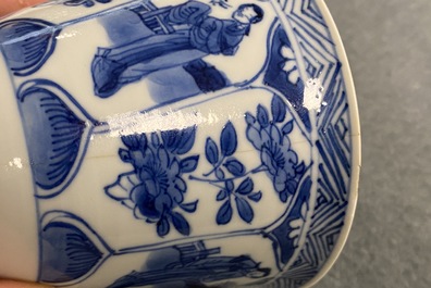 Une th&eacute;i&egrave;re et une paire de tasses &agrave; vin en porcelaine de Chine en bleu et blanc, Kangxi