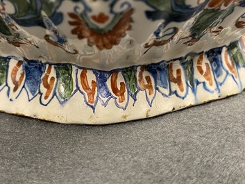 Une paire de grands vases en fa&iuml;ence de Delft en palette cachemire, vers 1700