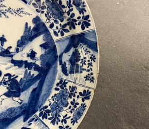 Une paire d'assiettes en fa&iuml;ence de Delft en bleu et blanc &agrave; d&eacute;cor de chinoiserie, 17/18&egrave;me