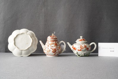 Deux th&eacute;i&egrave;res et un support en porcelaine de Chine en rouge de fer et dor&eacute;, Kangxi/Yongzheng