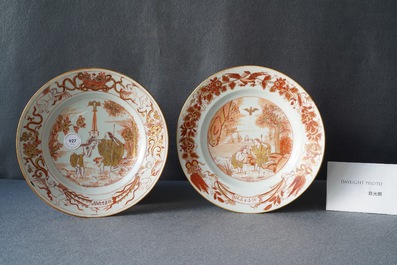 Deux assiettes en porcelaine de Chine en rouge de fer et dor&eacute; &agrave; d&eacute;cor du 'bapt&ecirc;me', Kangxi