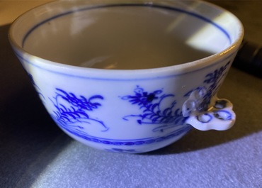 Deux &eacute;cuelles couvertes en porcelaine de Chine en bleu et blanc, Kangxi