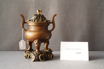 A Chinese bronze tripod censer with 'lotus leaf' cover and stand, 17/18th C.