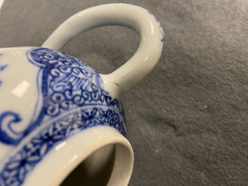 Een Chinese blauw-witte theepot en een paar wijnkoppen, Kangxi