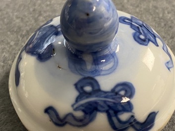 Een Chinese blauw-witte 'Xi Xiang Ji' dekselkan, Xuande merk, Kangxi