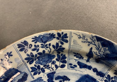Een paar blauw-witte Delftse borden met chinoiserie decor, 17/18e eeuw