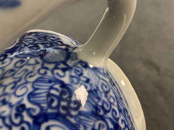 Une th&eacute;i&egrave;re et une paire de tasses &agrave; vin en porcelaine de Chine en bleu et blanc, Kangxi