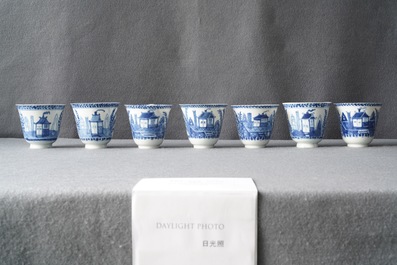 Zeven Chinese blauw-witte koppen en schotels, Kangxi