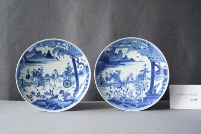 Une paire d'assiettes en porcelaine de Chine en bleu et blanc &agrave; d&eacute;cor narratif, Kangxi/Yongzheng