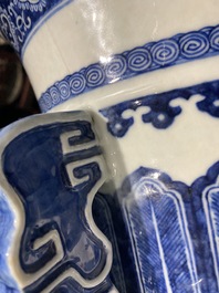 Un vase de forme hu en porcelaine de Chine en bleu et blanc, 19&egrave;me