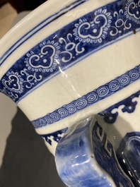 Un vase de forme hu en porcelaine de Chine en bleu et blanc, 19&egrave;me