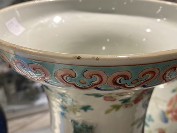 Une paire de vases en porcelaine de Chine famille rose &agrave; d&eacute;cor d'oiseaux, 19&egrave;me