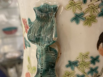 Une paire de vases en porcelaine de Chine famille rose &agrave; d&eacute;cor d'oiseaux, 19&egrave;me