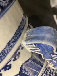 Un vase de forme hu en porcelaine de Chine en bleu et blanc, 19&egrave;me