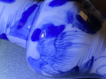 Twee Chinese blauw-witte vazen, Kangxi