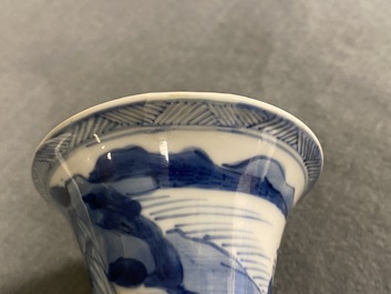 Deux vases en porcelaine de Chine en bleu et blanc, Kangxi