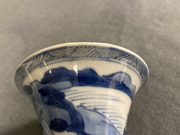 Twee Chinese blauw-witte vazen, Kangxi