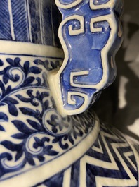 Un vase de forme hu en porcelaine de Chine en bleu et blanc, 19&egrave;me