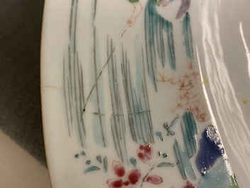 Un grand plat en porcelaine de Chine famille rose &agrave; d&eacute;cor de p&ecirc;cheurs, Yongzheng/Qianlong