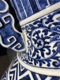 Een Chinese blauw-witte 'hu' vaas met lotusslingers, 19e eeuw