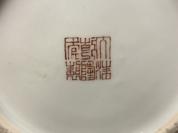 Un vase en porcelaine de Chine famille rose &agrave; d&eacute;cor d'une sc&egrave;ne de tatouage du 'Jing Zhang Bao Guo', marque de Qianlong, 19/20&egrave;me