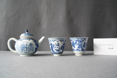 Une th&eacute;i&egrave;re et une paire de tasses &agrave; vin en porcelaine de Chine en bleu et blanc, Kangxi