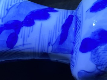 Twee Chinese blauw-witte vazen, Kangxi