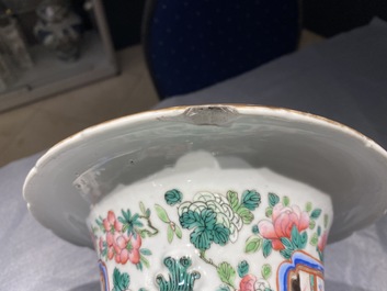 Une paire de vases en porcelaine de Chine famille rose, 19&egrave;me