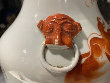 Un vase en porcelaine de Chine famille rose et un en rouge de fer, 19/20&egrave;me