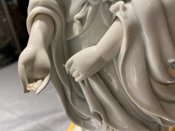 Une figure de Guanyin en porcelaine blanc de Chine mont&eacute;e en lampe en bronze dor&eacute;, 19/20&egrave;me